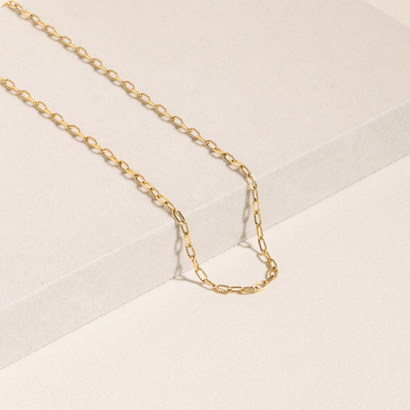 Paperclip chain necklace with alternating smooth and textured links