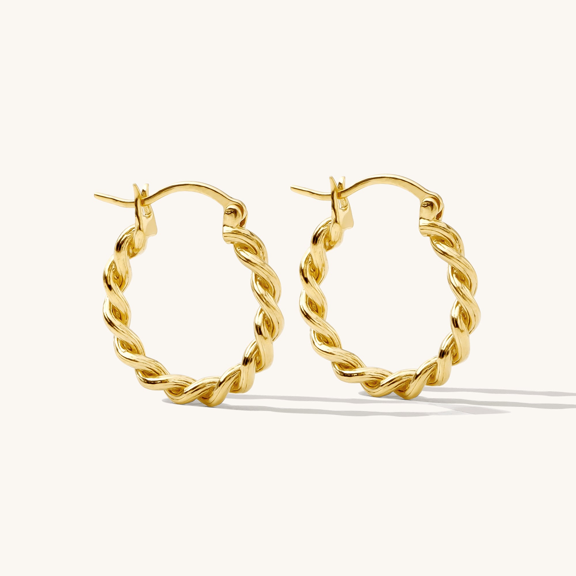 送料関税込【AMY O】Twisted Rope Hoop Earrings (2色) 国内発送 送税込【AMY O】Mini Thick Twisted Hoops ピアス (2色) 国内発
